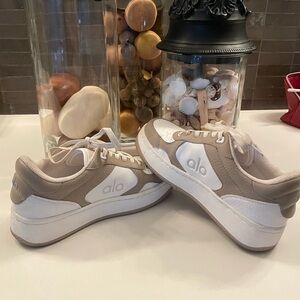 Alo sneakers women’s size 5